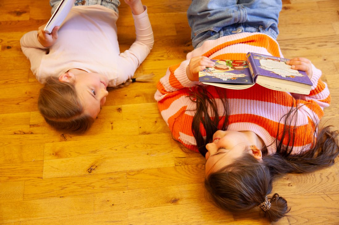 Zwei Kinder mit Kinderbüchern