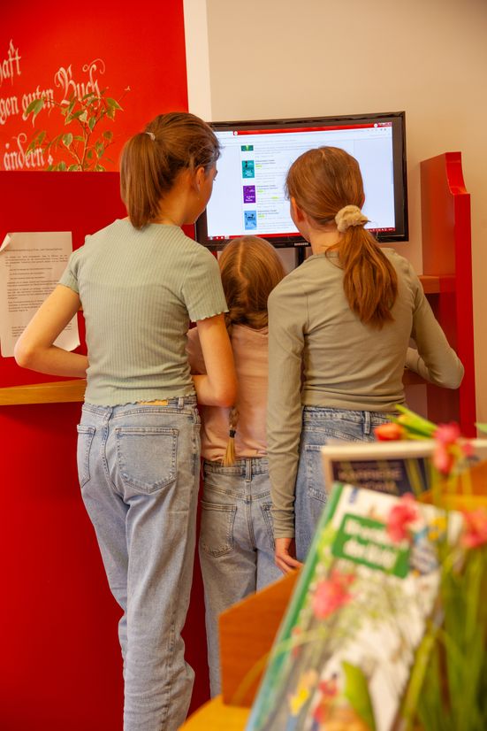 Kinder am Recherche-PC