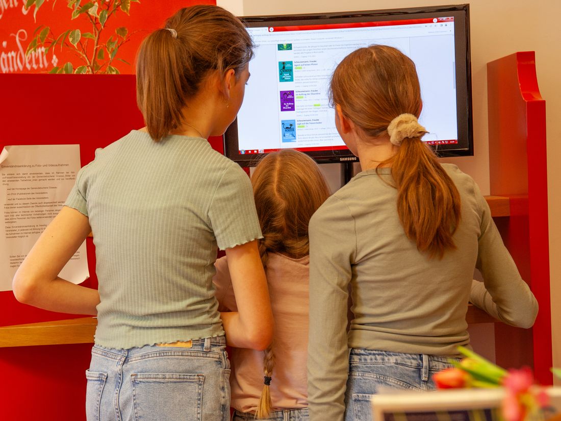 Kinder am Recherche-PC