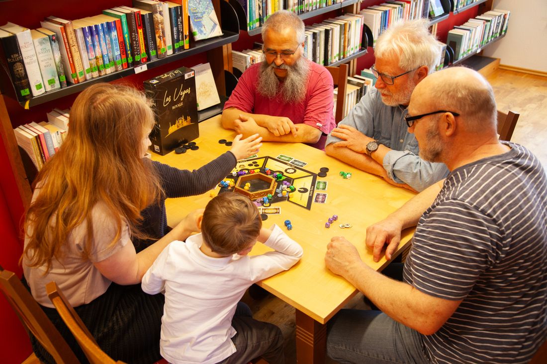 Verschieden Spieler spielen ein Spiel