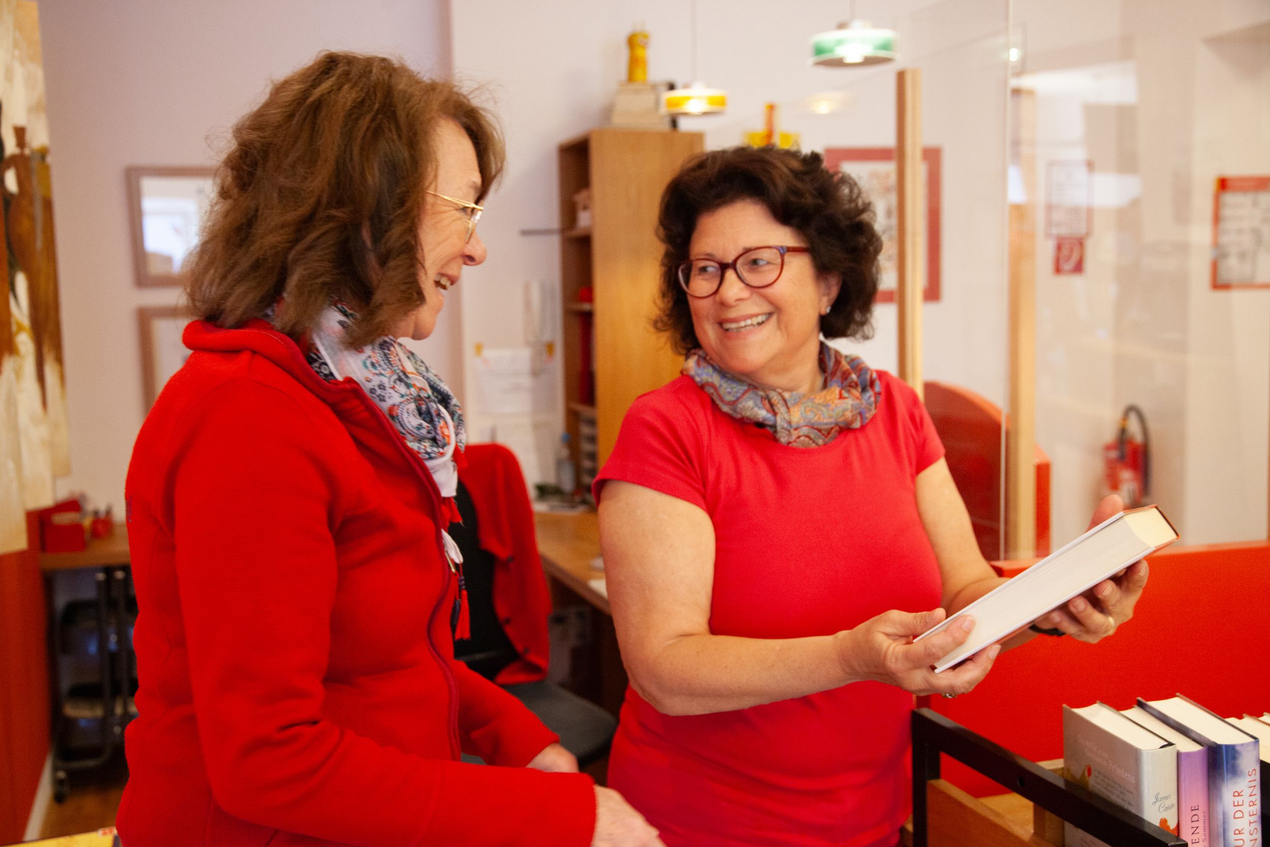 Leitung und Mitarbeiterin der Bücherei Grassau