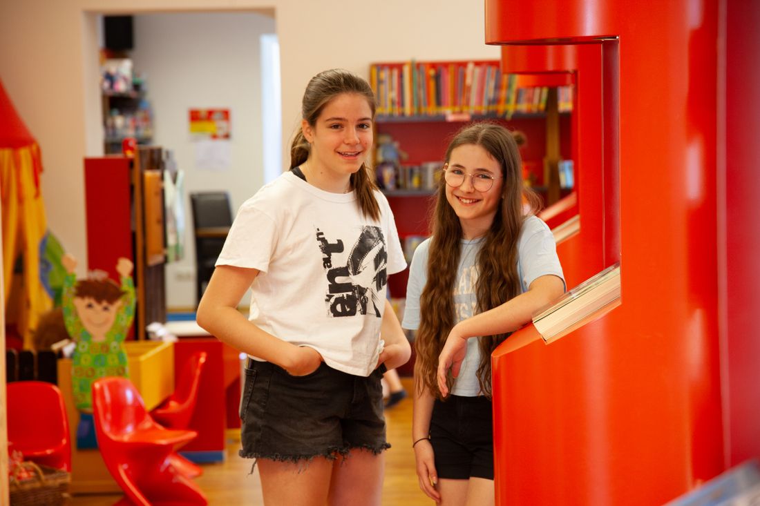 Zwei Jugendliche stehen in den Räumen der Buecherei Grassau