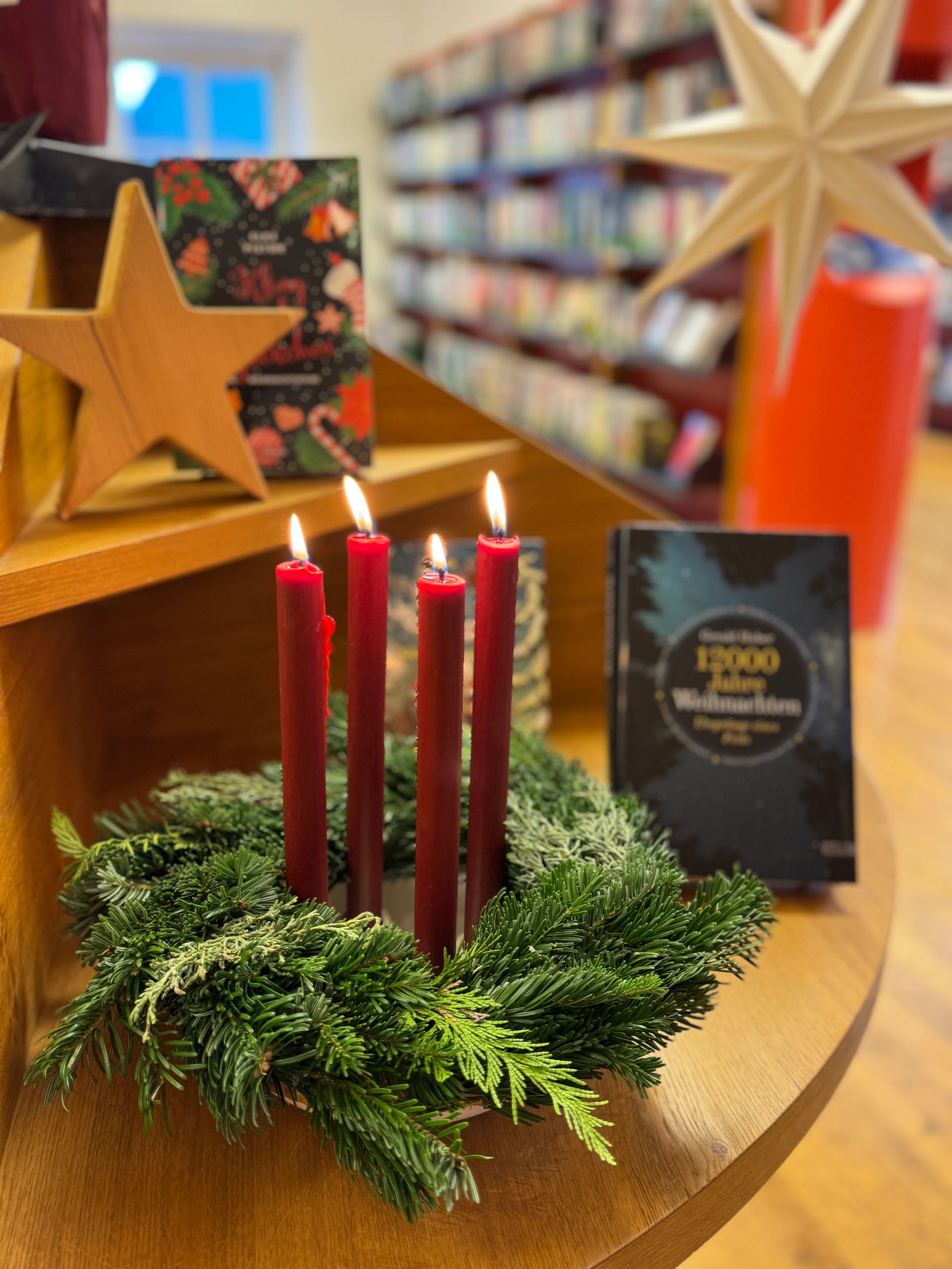 Adventskranz mit vier Kerzen in der Bücherei Grassau